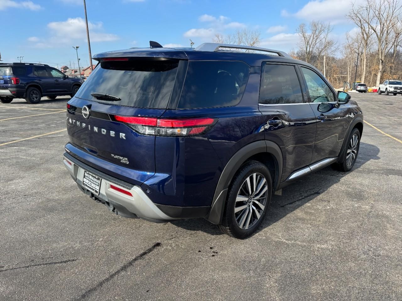 Nissan Pathfinder Vehicle Full-screen Gallery Image 03