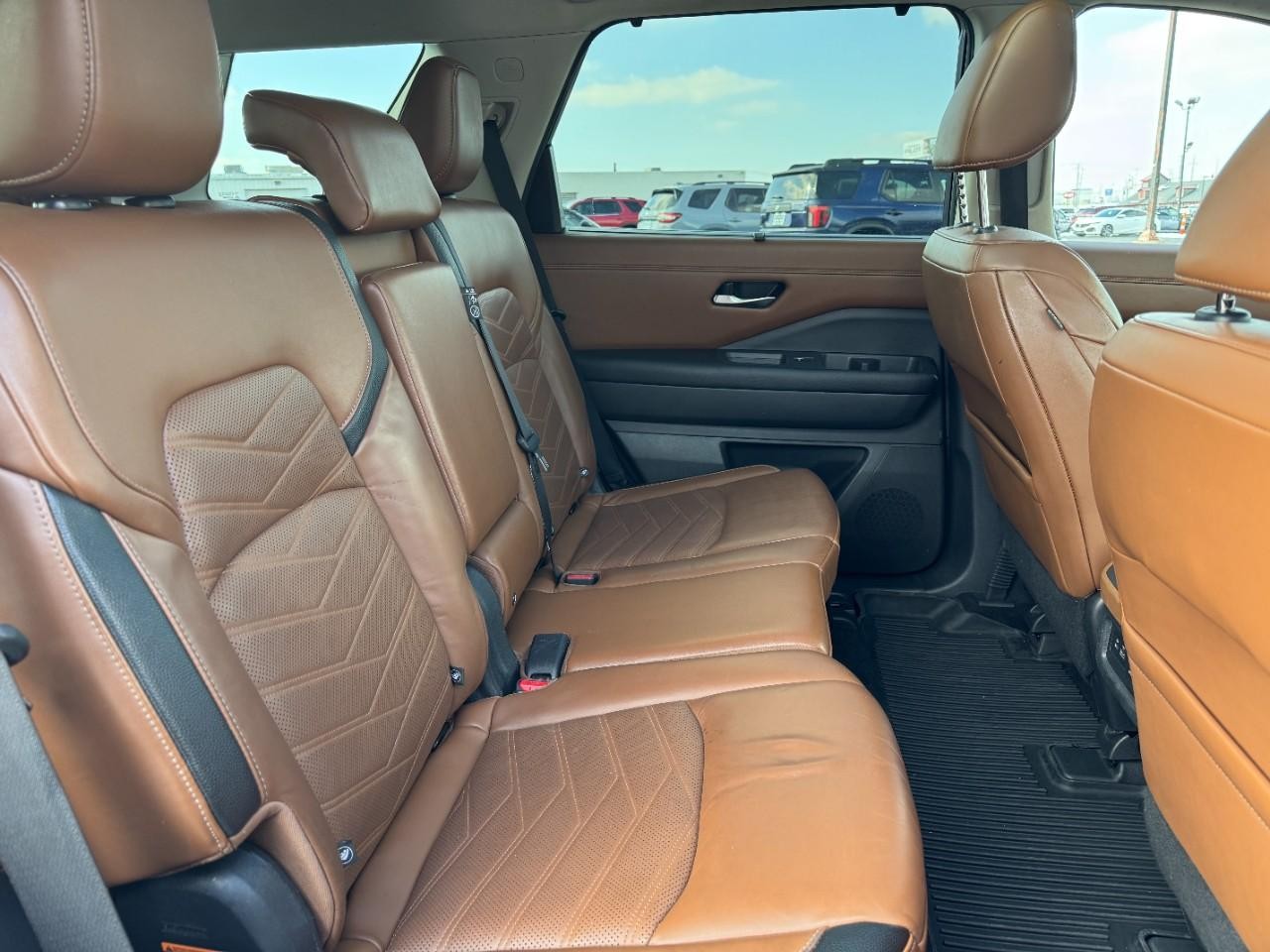 Nissan Pathfinder Vehicle Full-screen Gallery Image 10