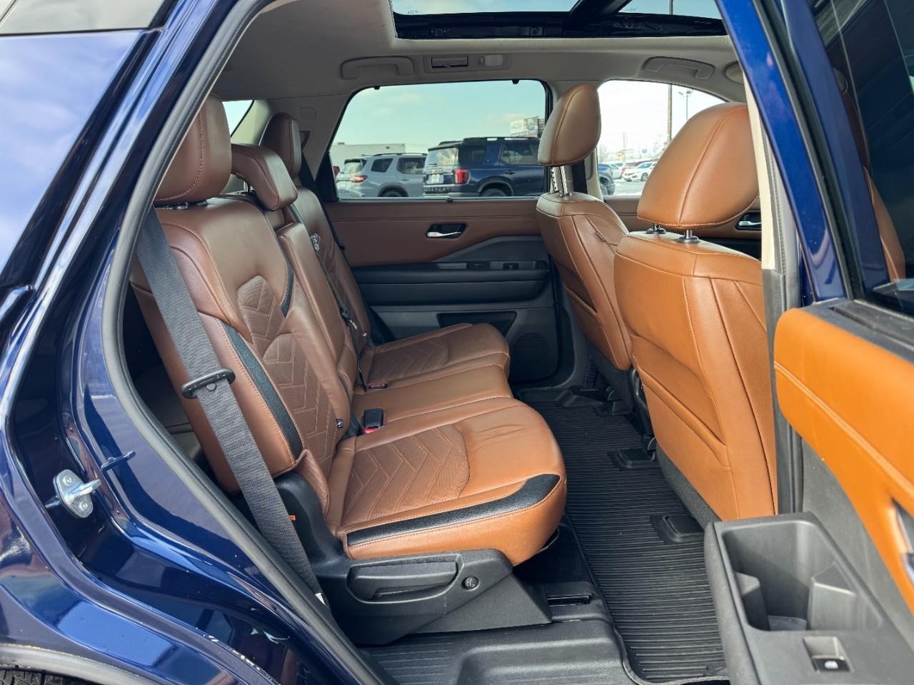 Nissan Pathfinder Vehicle Full-screen Gallery Image 11