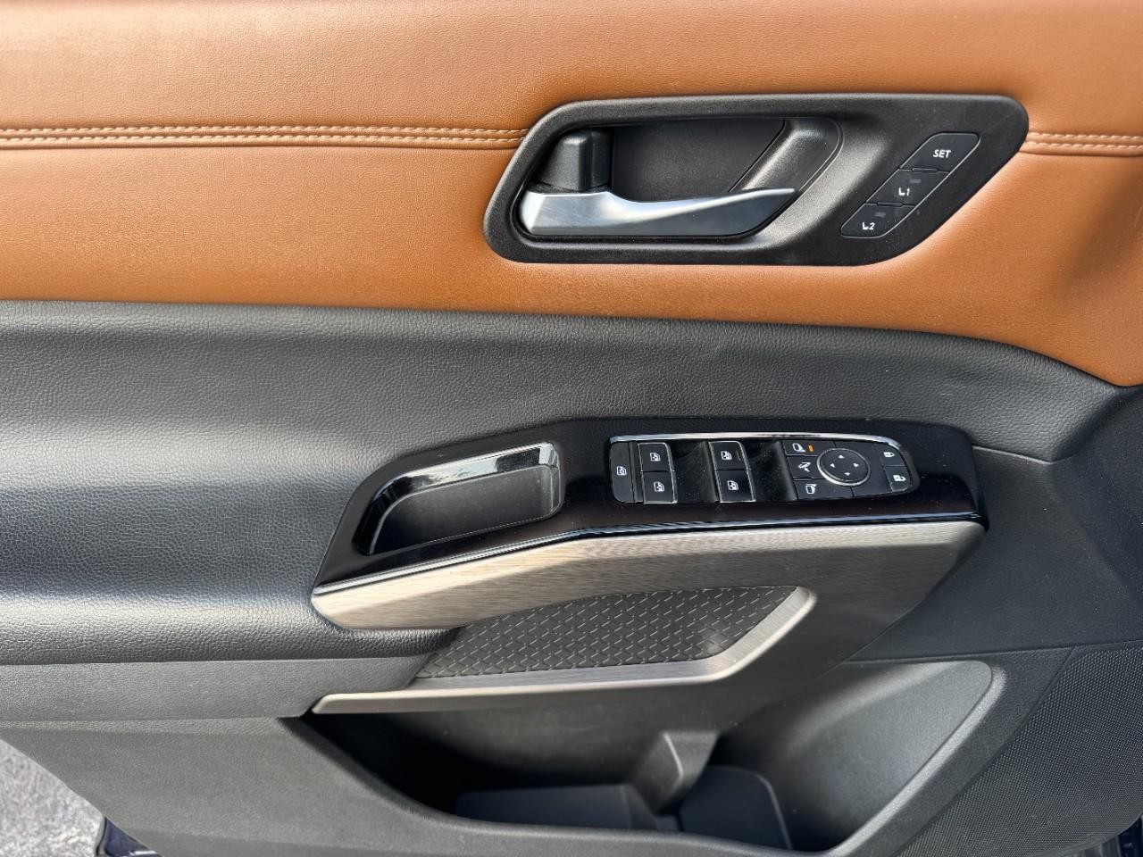 Nissan Pathfinder Vehicle Full-screen Gallery Image 21