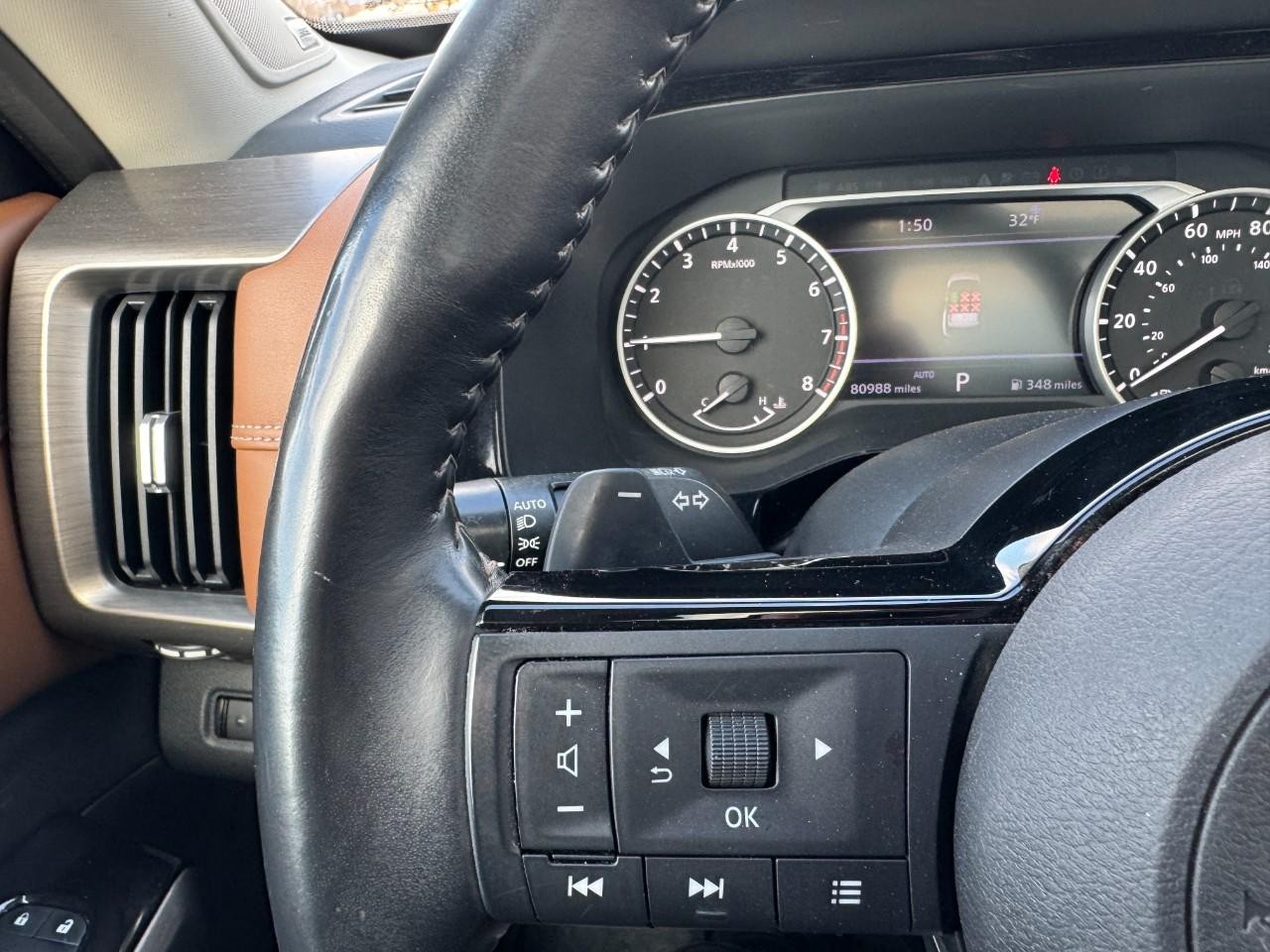 Nissan Pathfinder Vehicle Full-screen Gallery Image 22