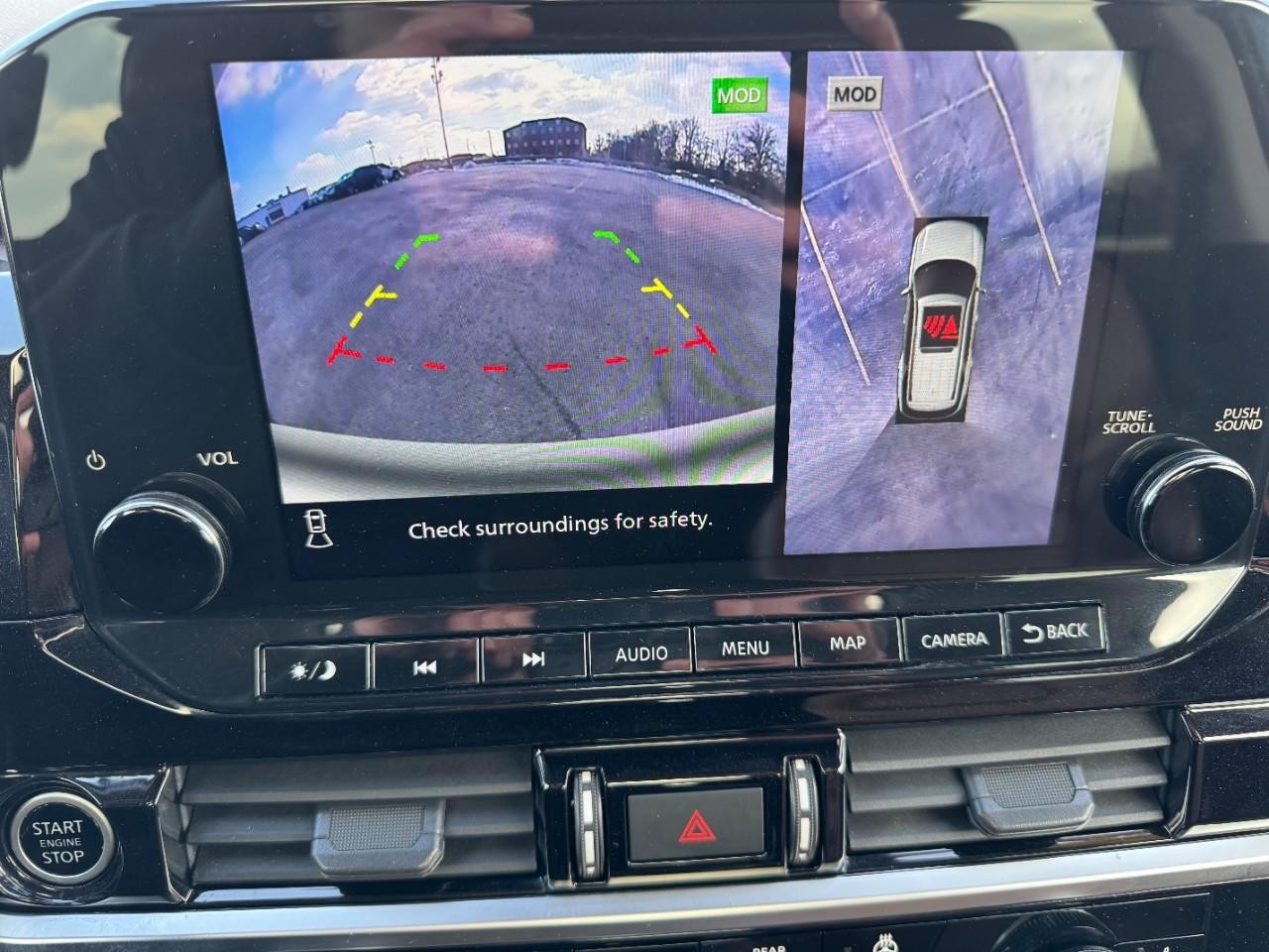 Nissan Pathfinder Vehicle Full-screen Gallery Image 25