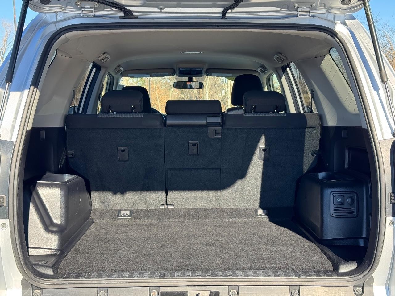 Toyota 4Runner Vehicle Full-screen Gallery Image 04