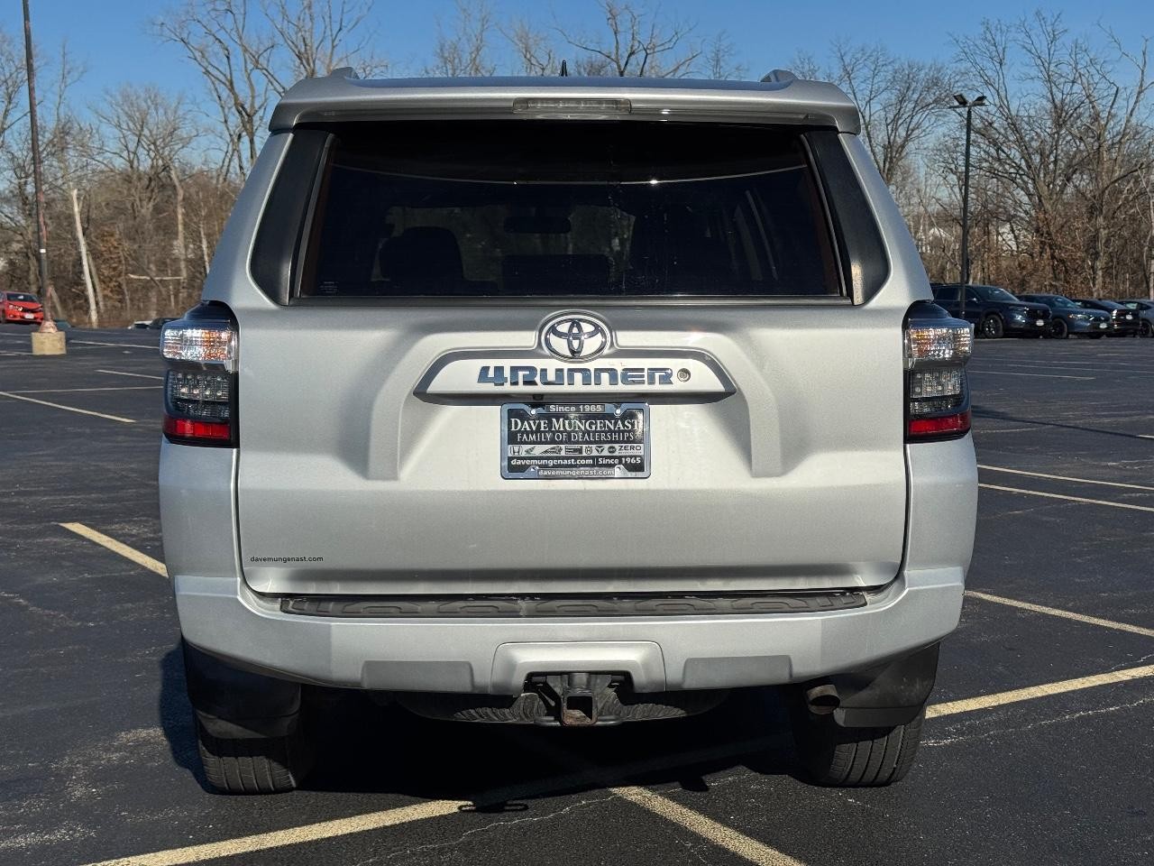 Toyota 4Runner Vehicle Full-screen Gallery Image 05