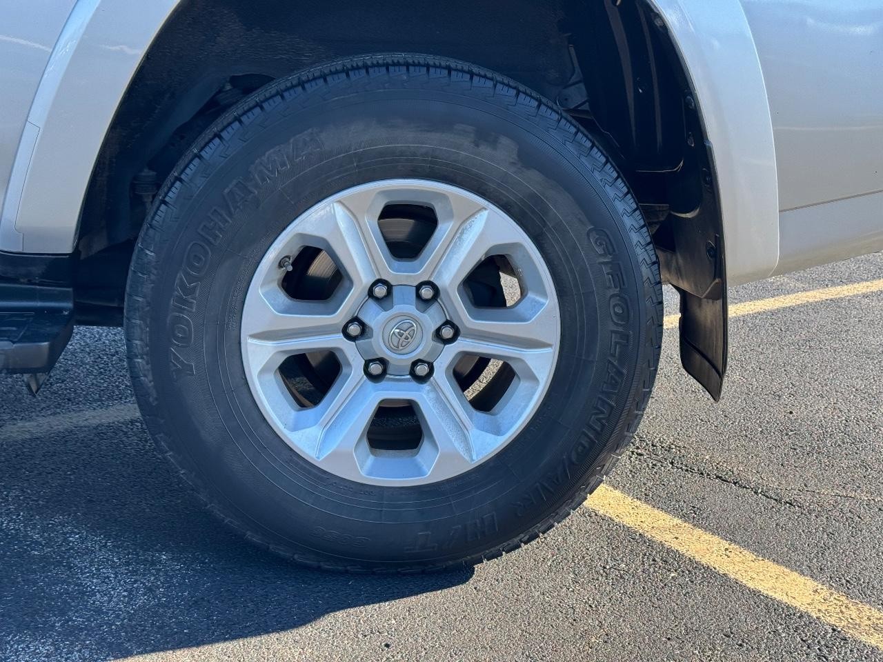 Toyota 4Runner Vehicle Full-screen Gallery Image 07