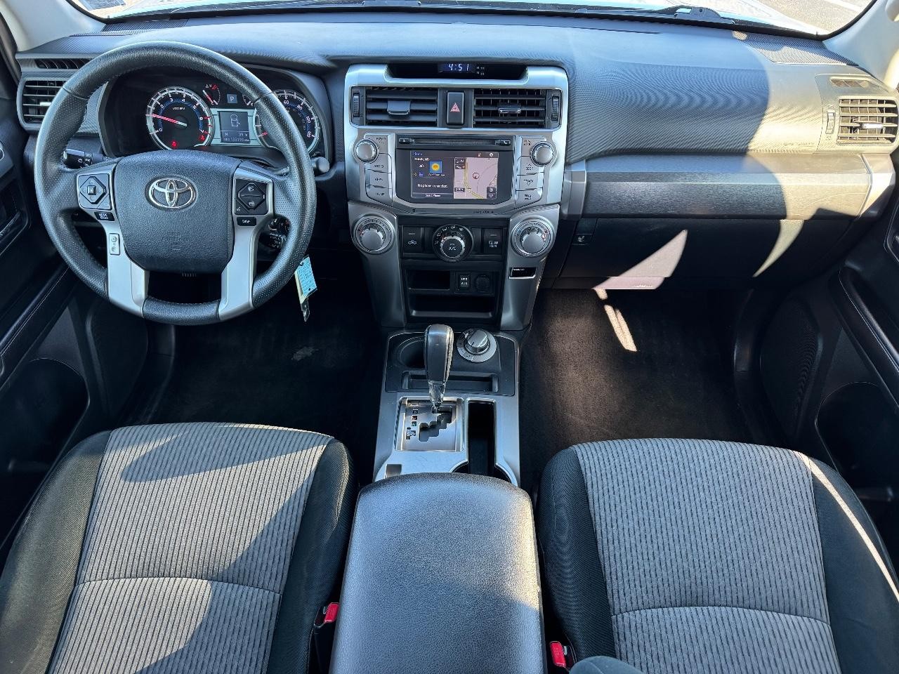 Toyota 4Runner Vehicle Full-screen Gallery Image 11