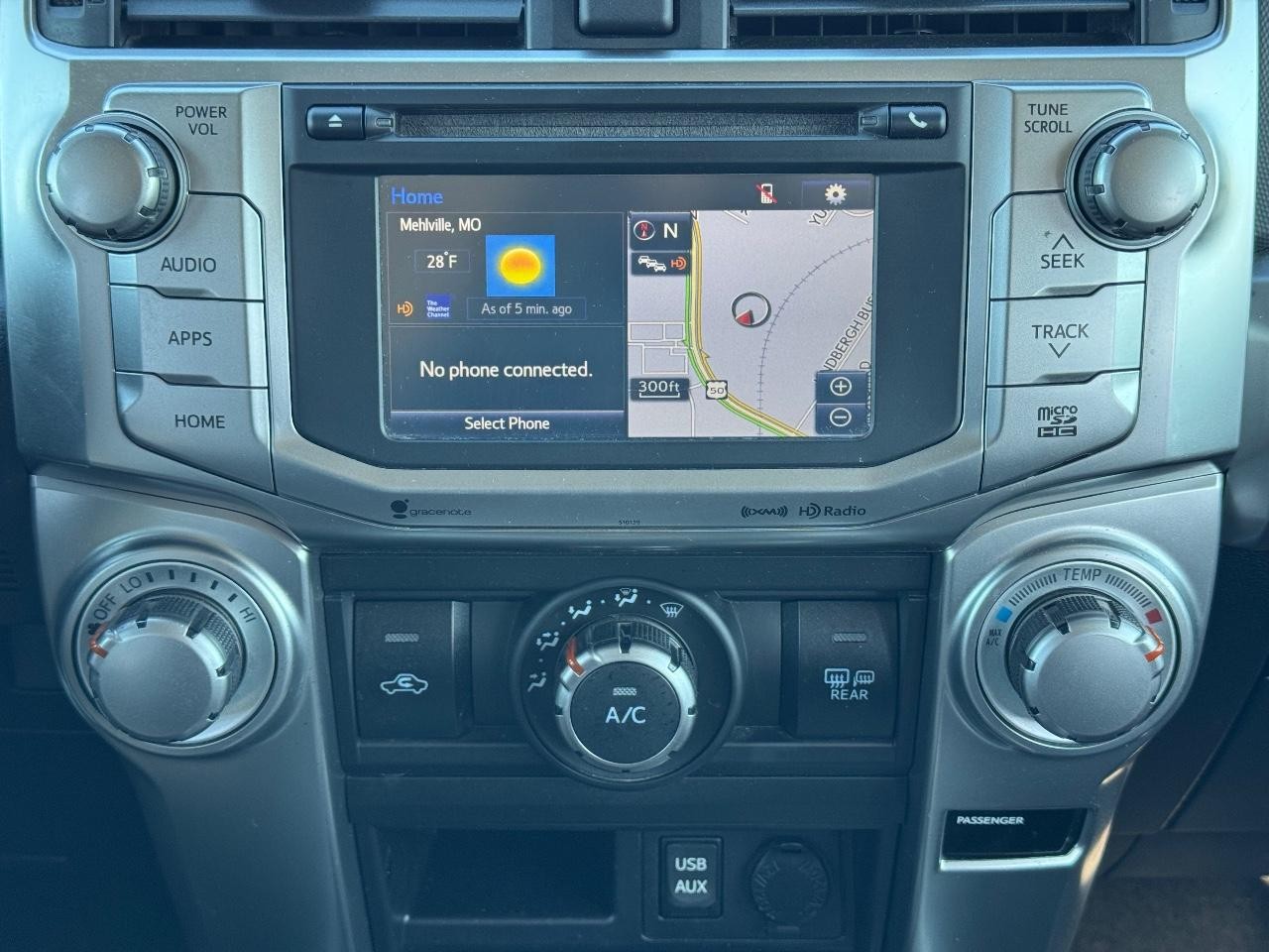 Toyota 4Runner Vehicle Full-screen Gallery Image 13