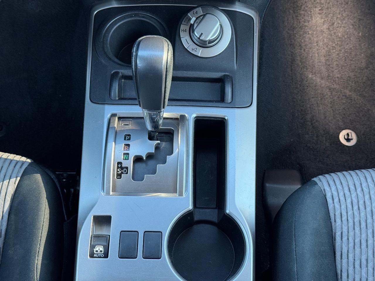 Toyota 4Runner Vehicle Full-screen Gallery Image 14