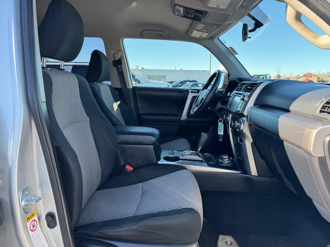 Toyota 4Runner Vehicle Full-screen Gallery Image 16