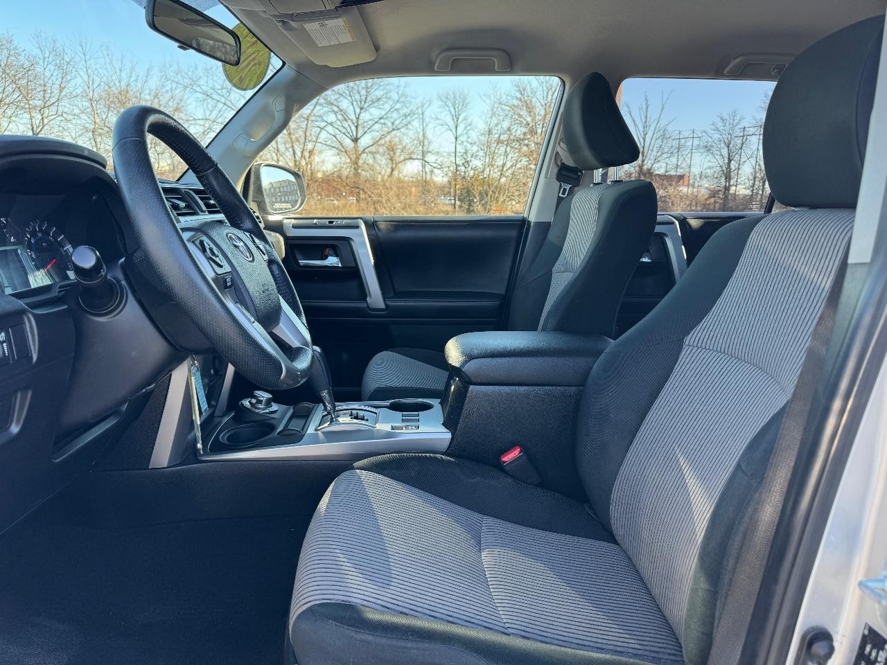 Toyota 4Runner Vehicle Full-screen Gallery Image 17