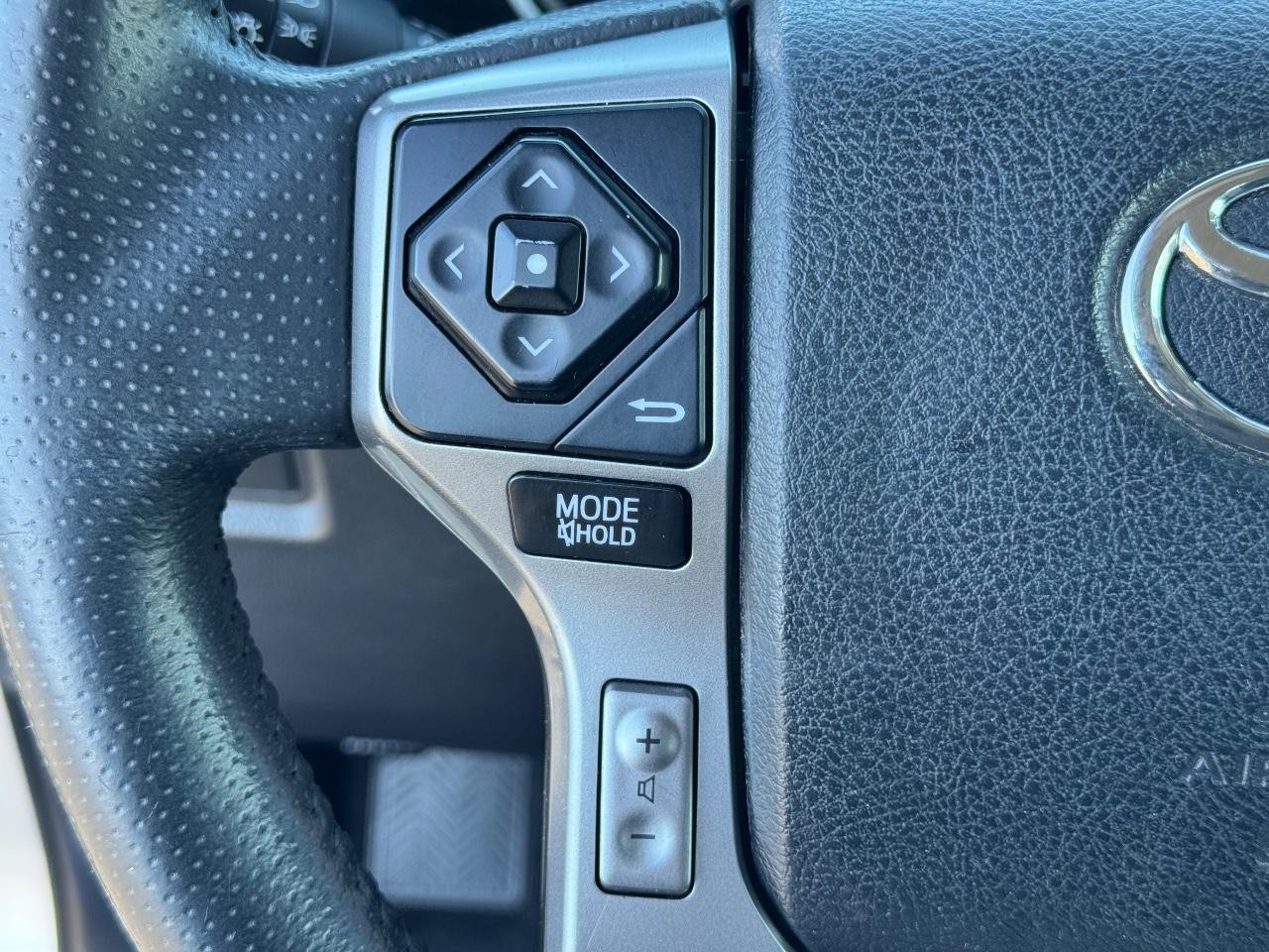 Toyota 4Runner Vehicle Full-screen Gallery Image 19