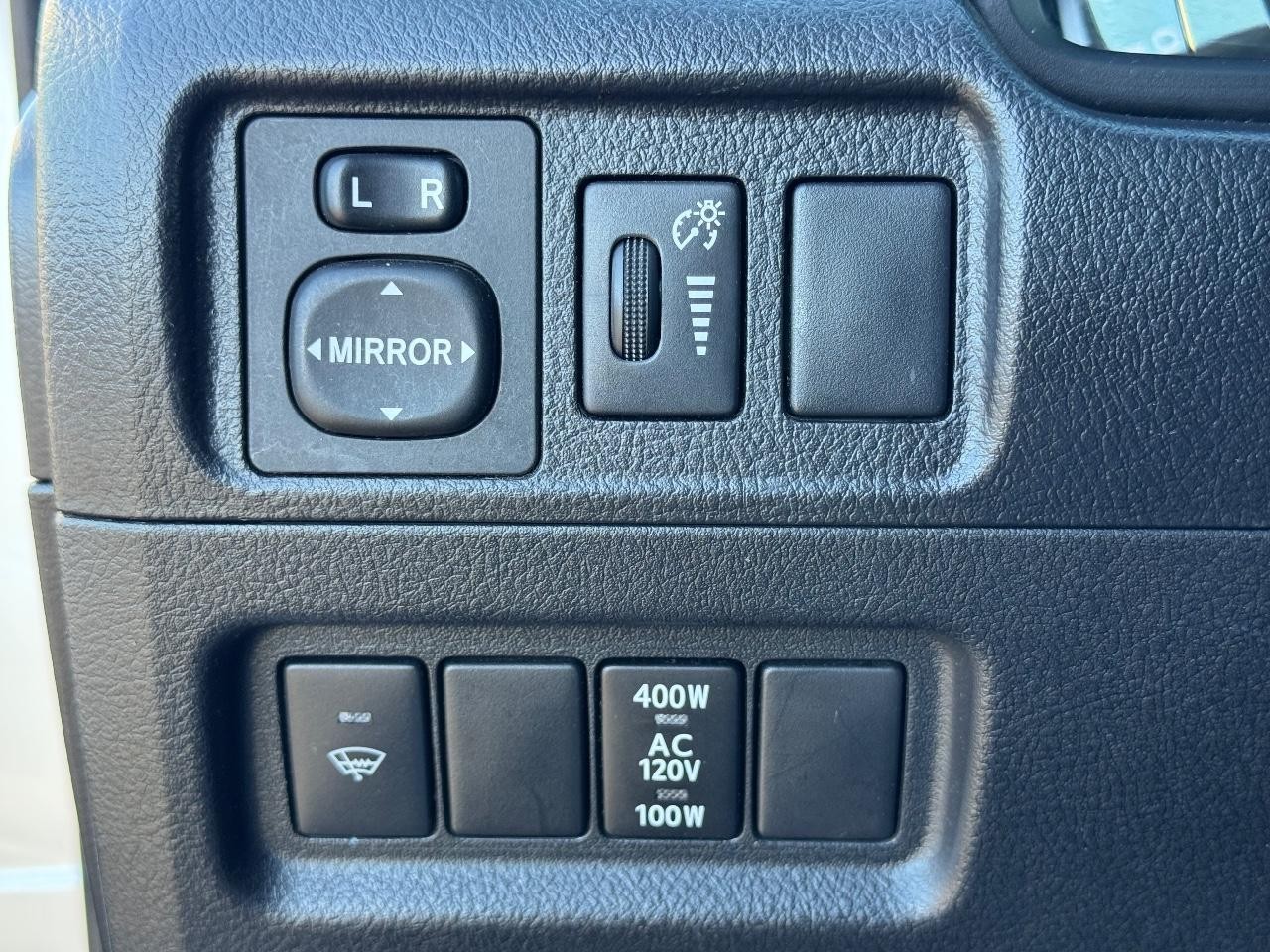 Toyota 4Runner Vehicle Full-screen Gallery Image 21