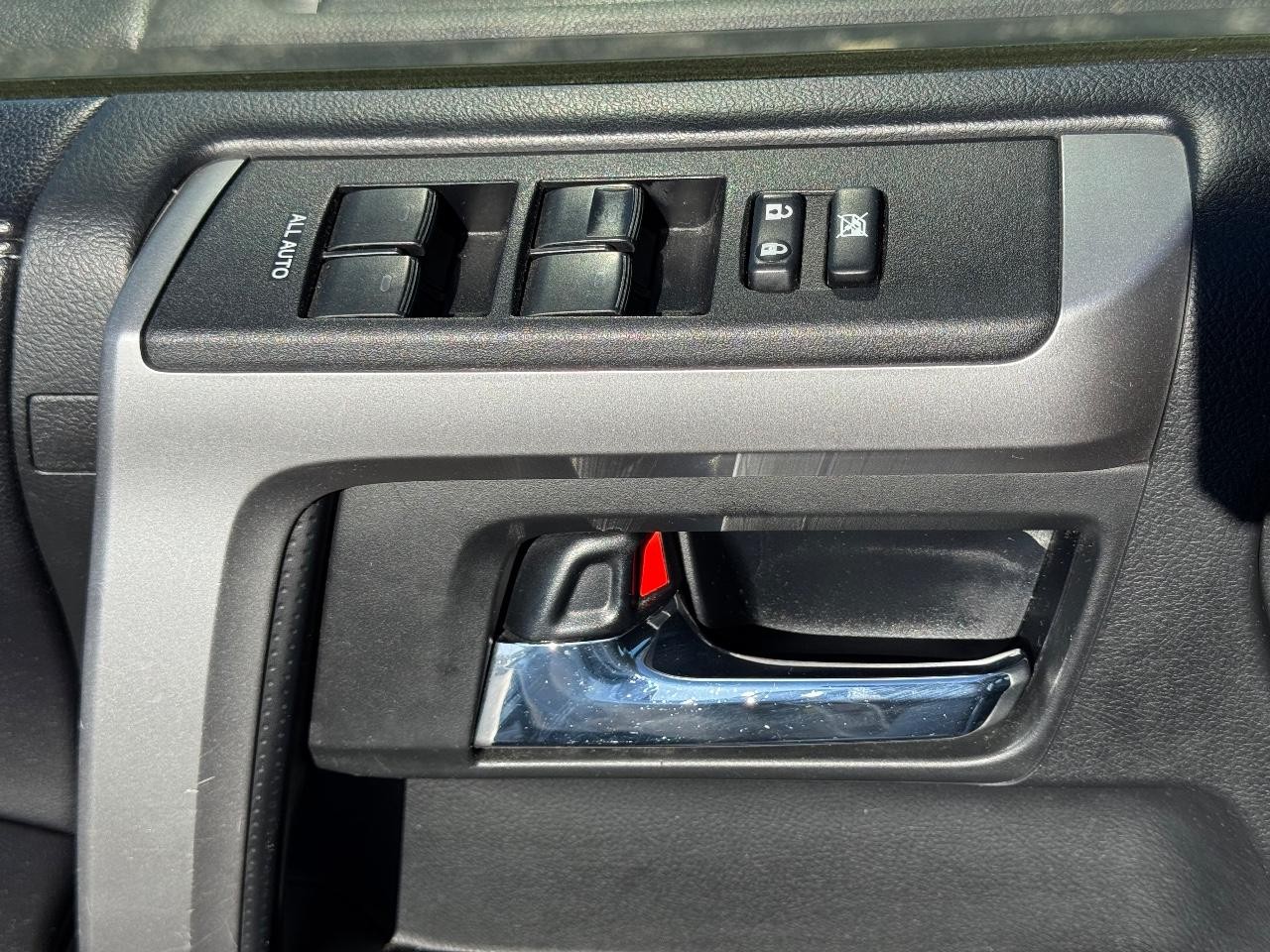 Toyota 4Runner Vehicle Full-screen Gallery Image 24