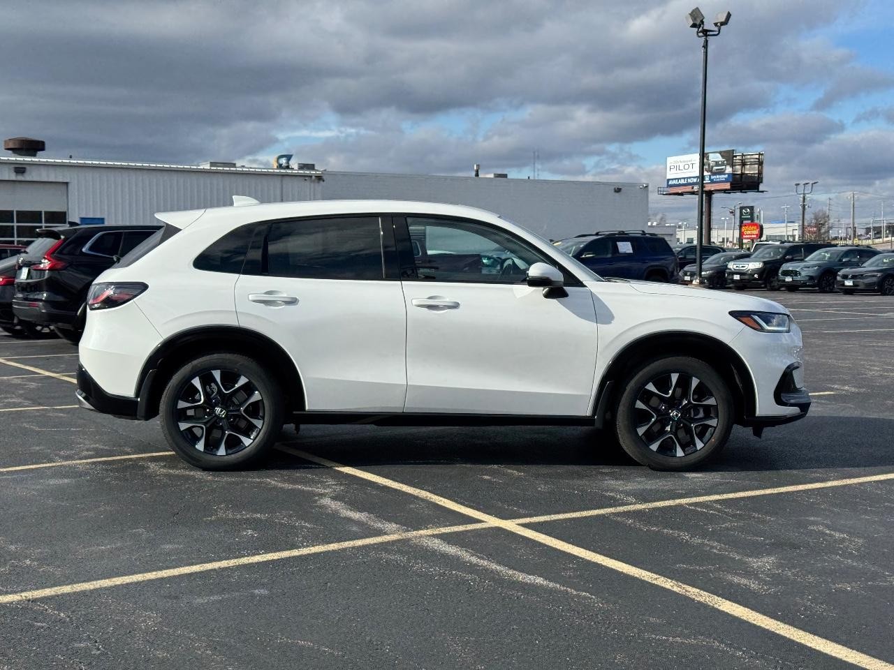 Honda HR-V Vehicle Full-screen Gallery Image 02