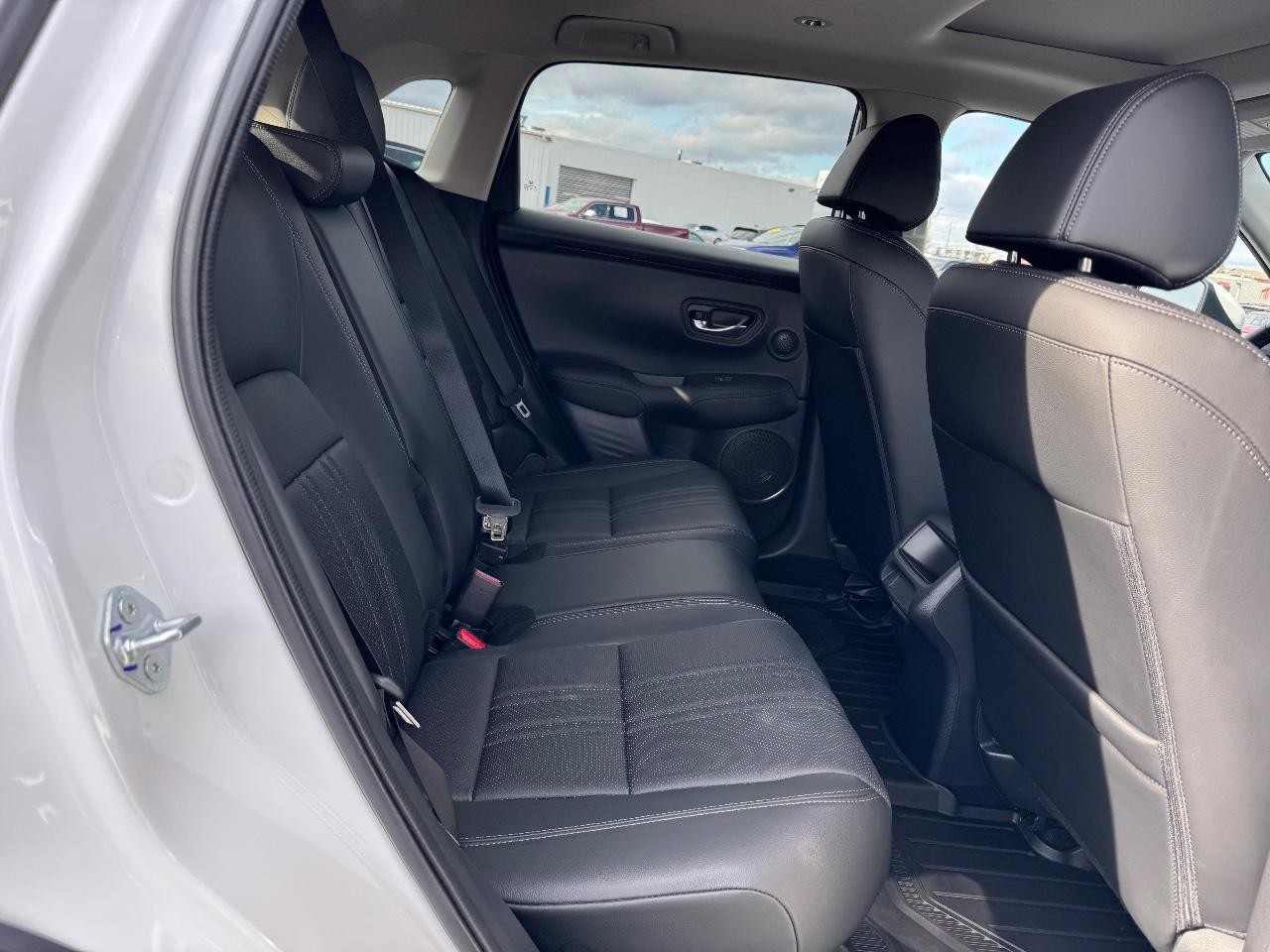 Honda HR-V Vehicle Full-screen Gallery Image 10