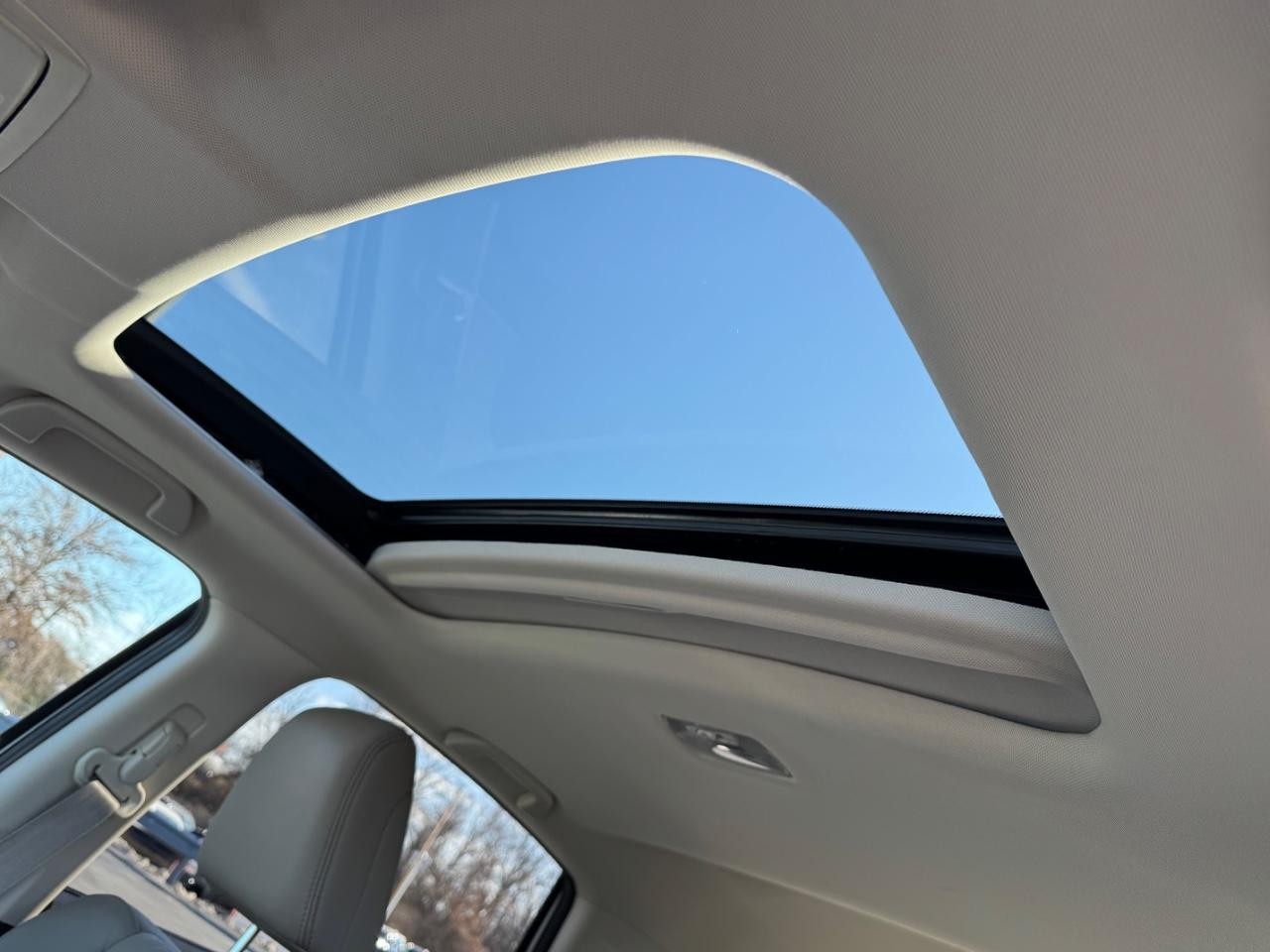 Honda CR-V Vehicle Full-screen Gallery Image 17