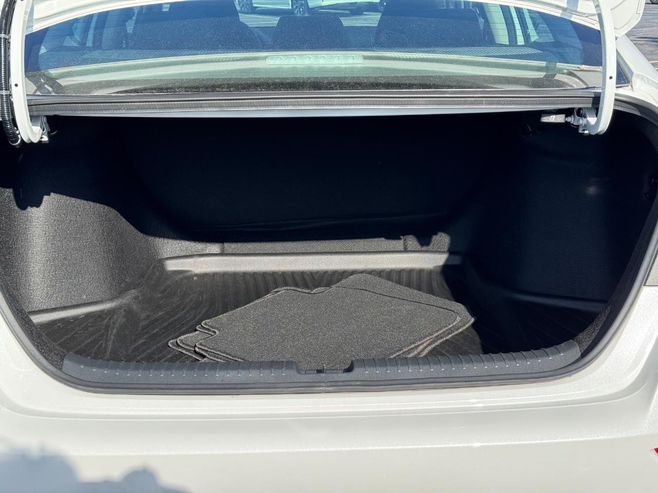 Honda Accord Sedan Vehicle Full-screen Gallery Image 04