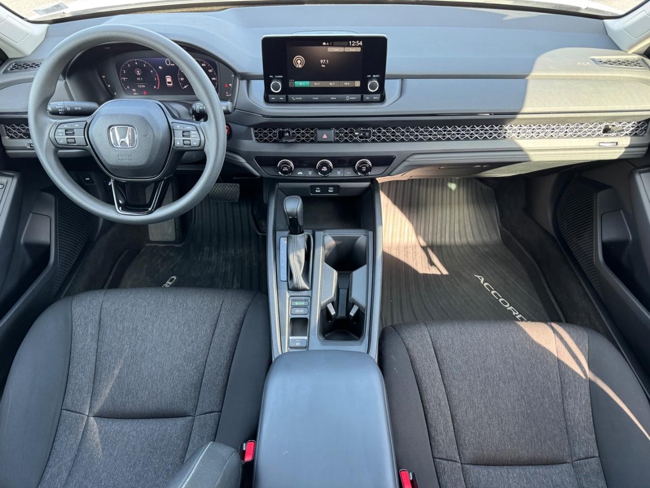 Honda Accord Sedan Vehicle Full-screen Gallery Image 11