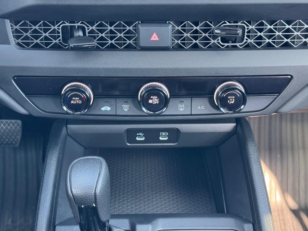 Honda Accord Sedan Vehicle Full-screen Gallery Image 14