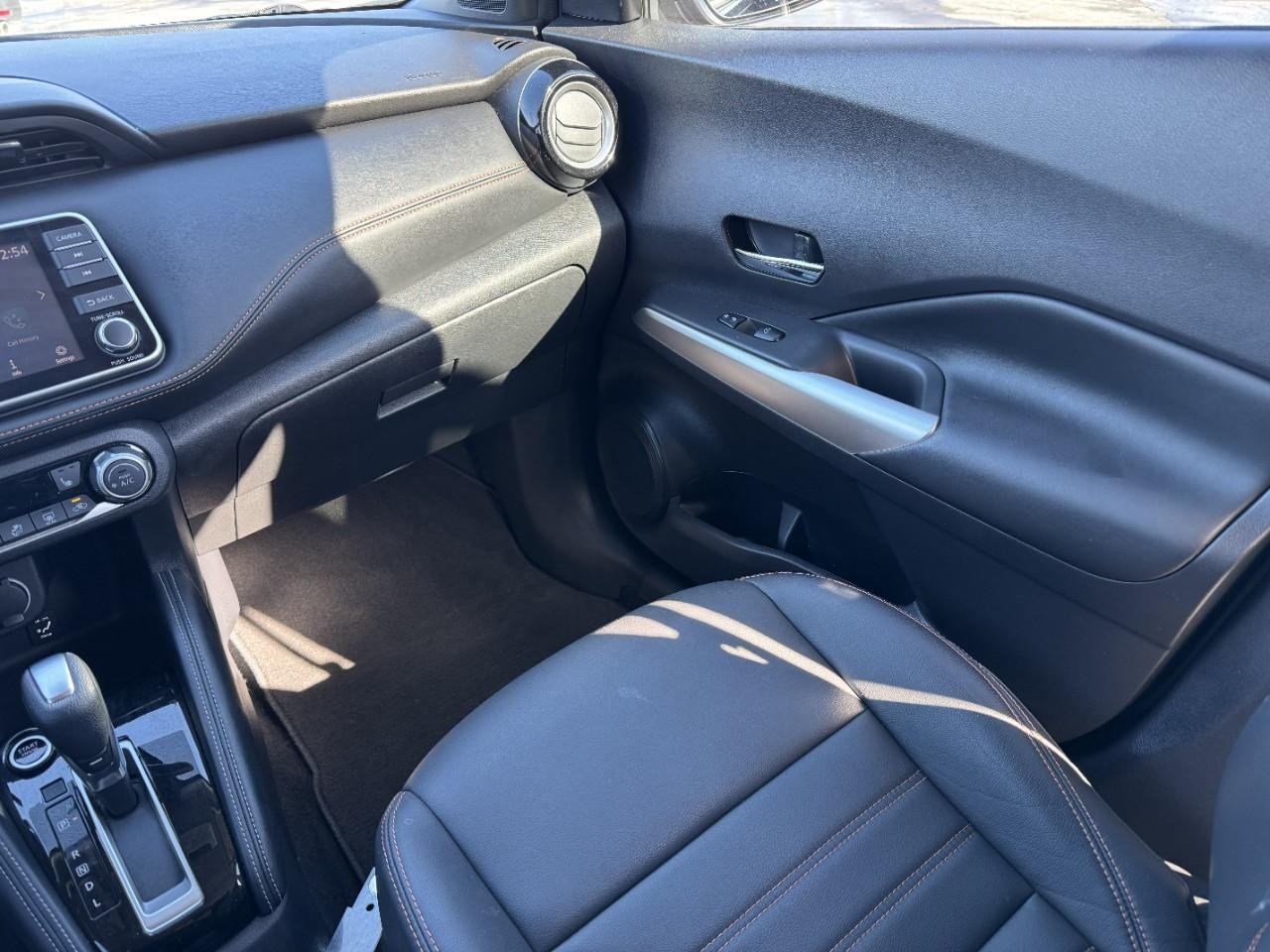 Nissan Kicks Vehicle Full-screen Gallery Image 16