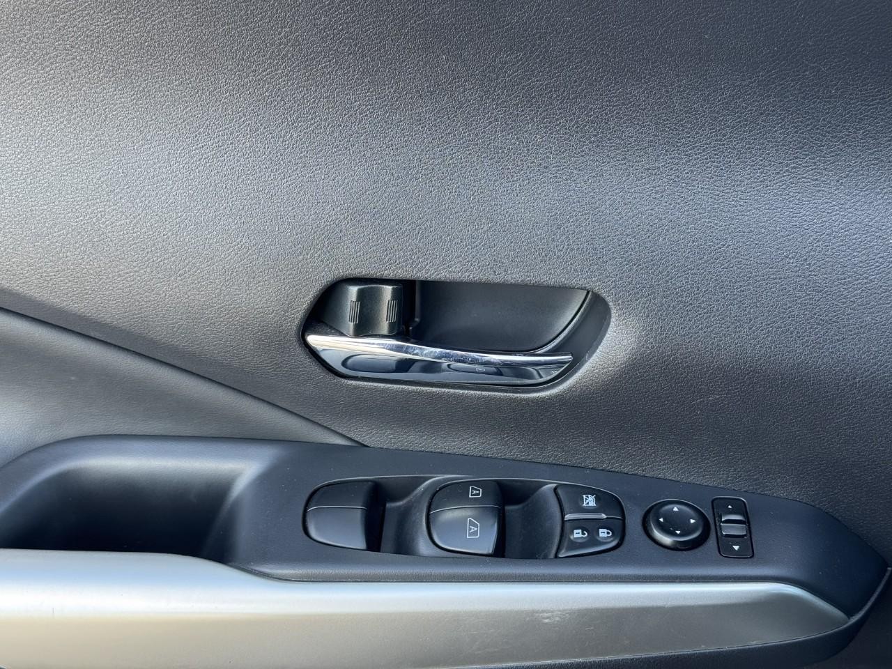 Nissan Kicks Vehicle Full-screen Gallery Image 17