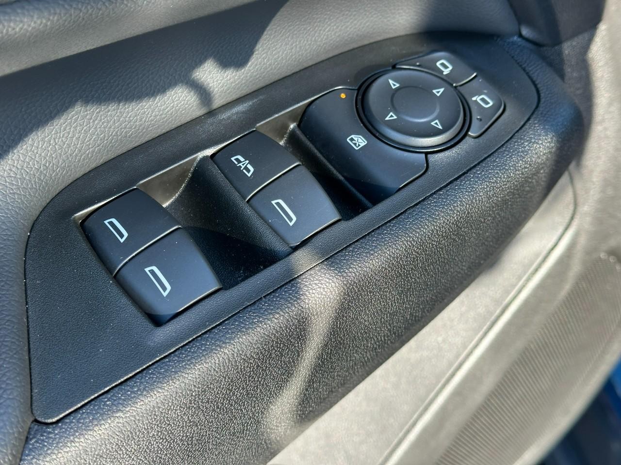 Chevrolet Equinox Vehicle Full-screen Gallery Image 16