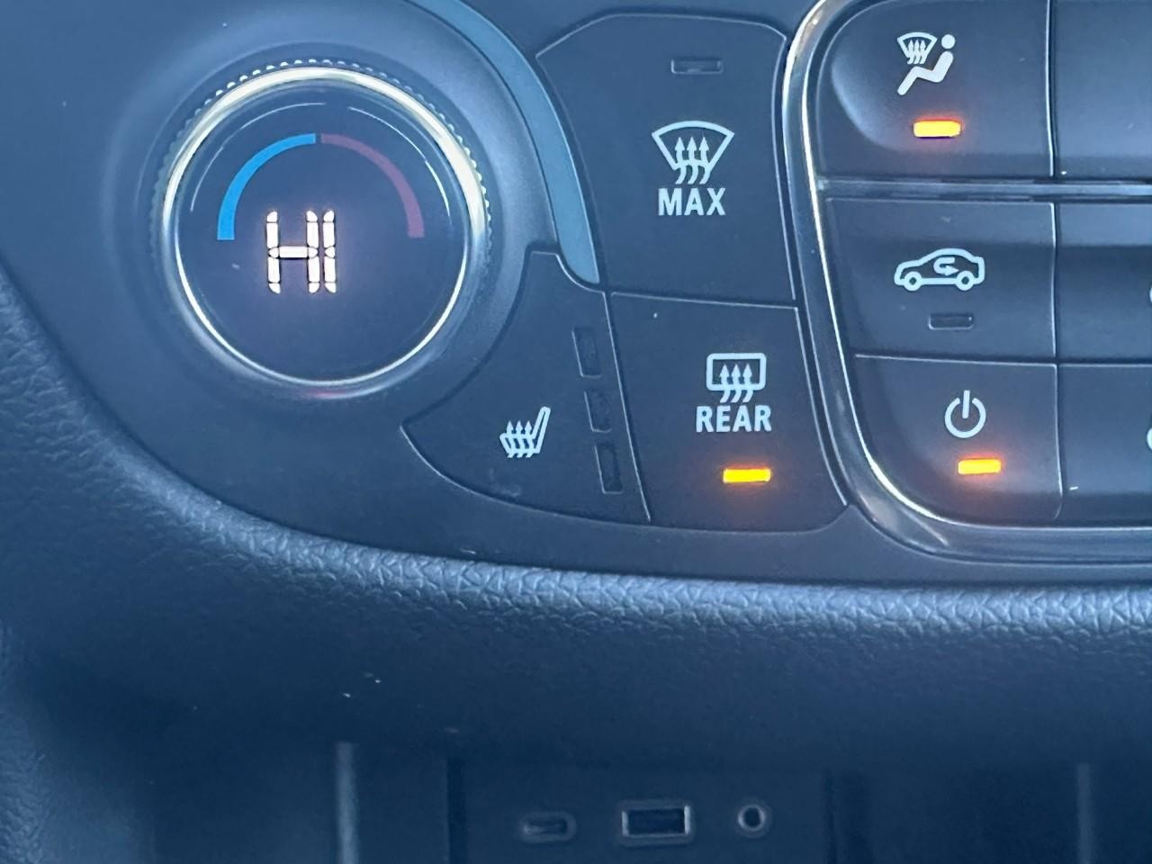 Chevrolet Equinox Vehicle Full-screen Gallery Image 21