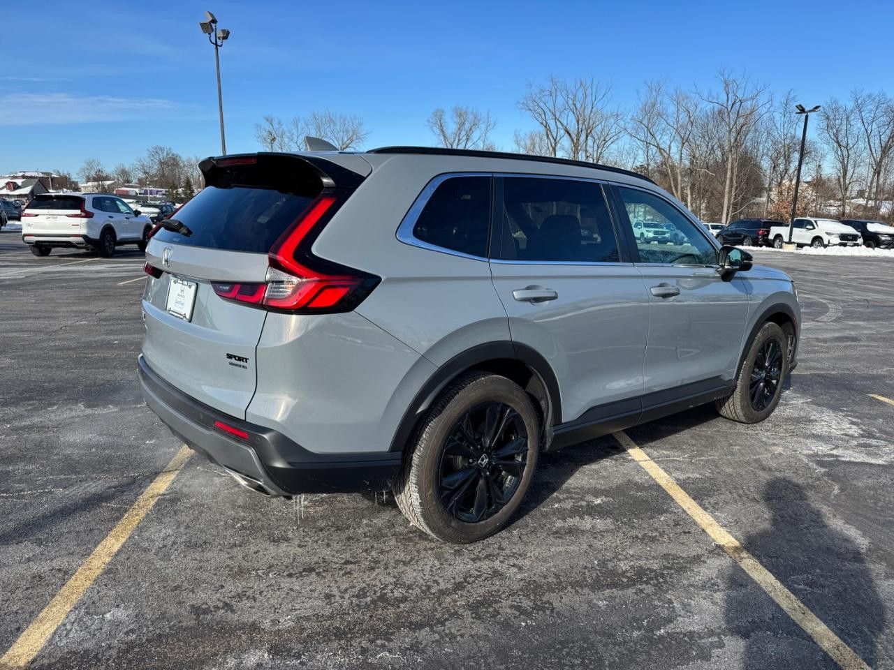 Honda CR-V Hybrid Vehicle Full-screen Gallery Image 03