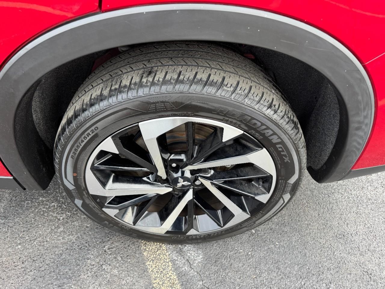 Mitsubishi Outlander PHEV Vehicle Full-screen Gallery Image 07