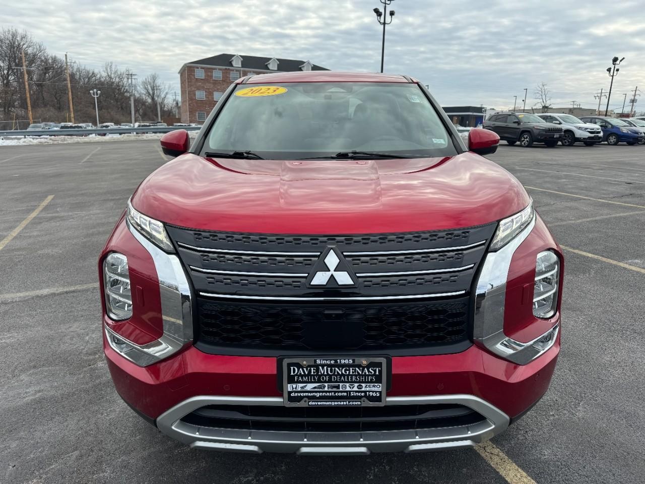 Mitsubishi Outlander PHEV Vehicle Full-screen Gallery Image 09