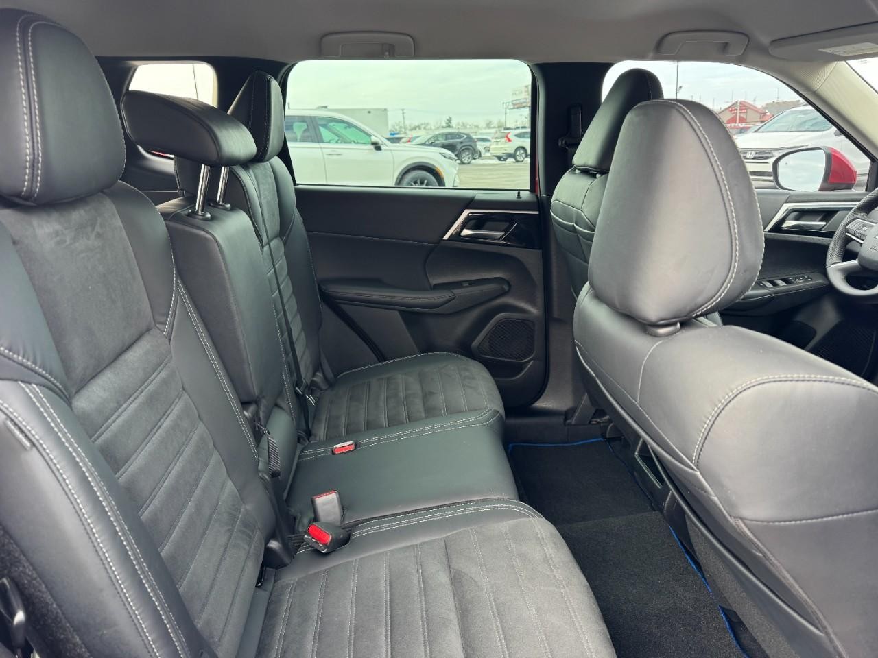 Mitsubishi Outlander PHEV Vehicle Full-screen Gallery Image 10