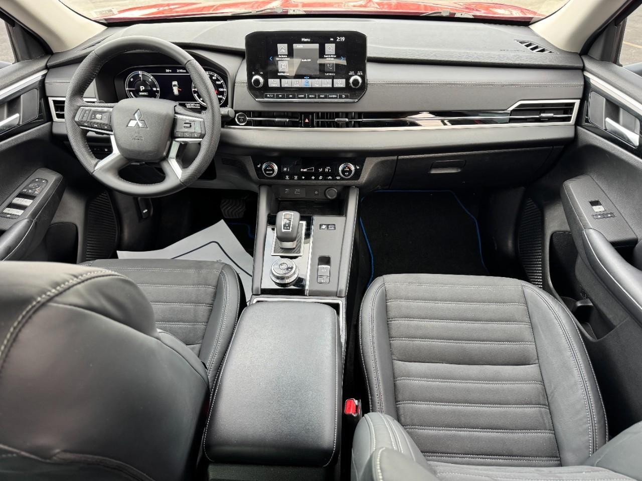 Mitsubishi Outlander PHEV Vehicle Full-screen Gallery Image 11