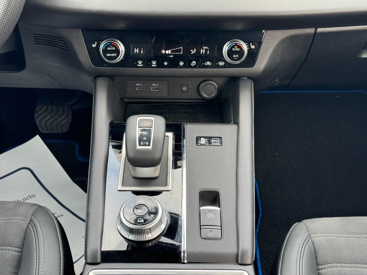 Mitsubishi Outlander PHEV Vehicle Full-screen Gallery Image 15