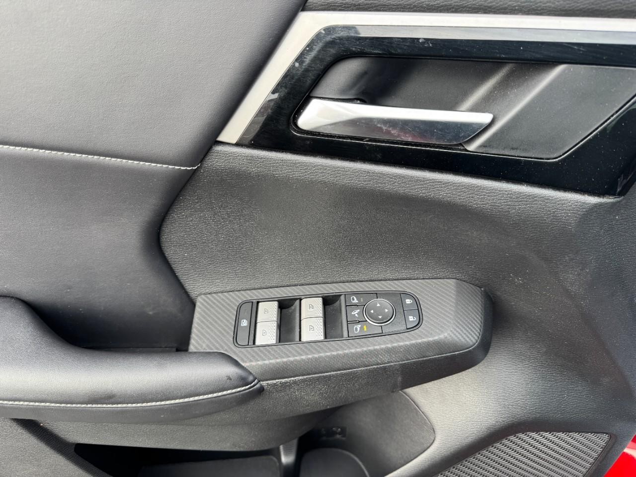 Mitsubishi Outlander PHEV Vehicle Full-screen Gallery Image 18