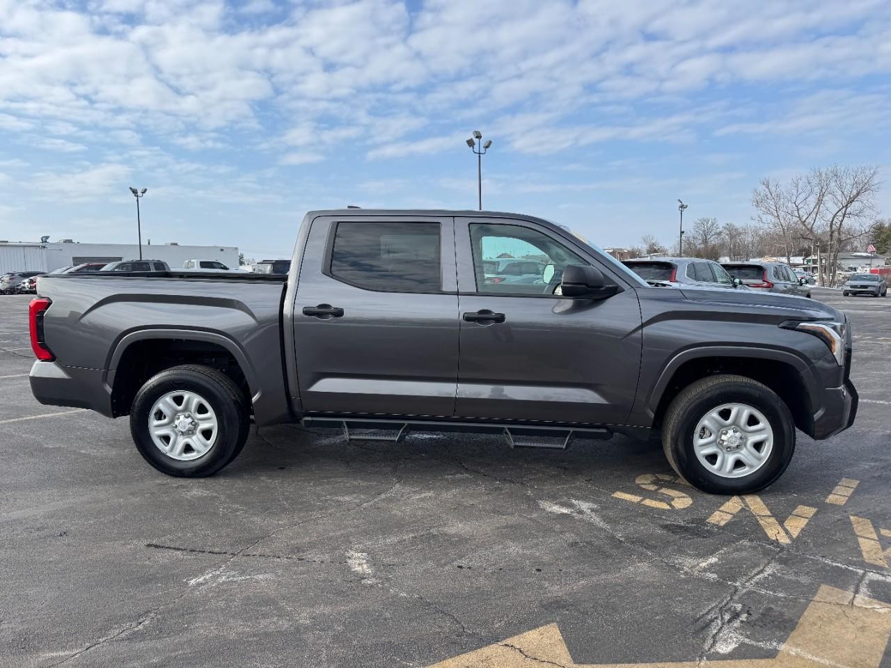 Toyota Tundra 4WD Vehicle Full-screen Gallery Image 02