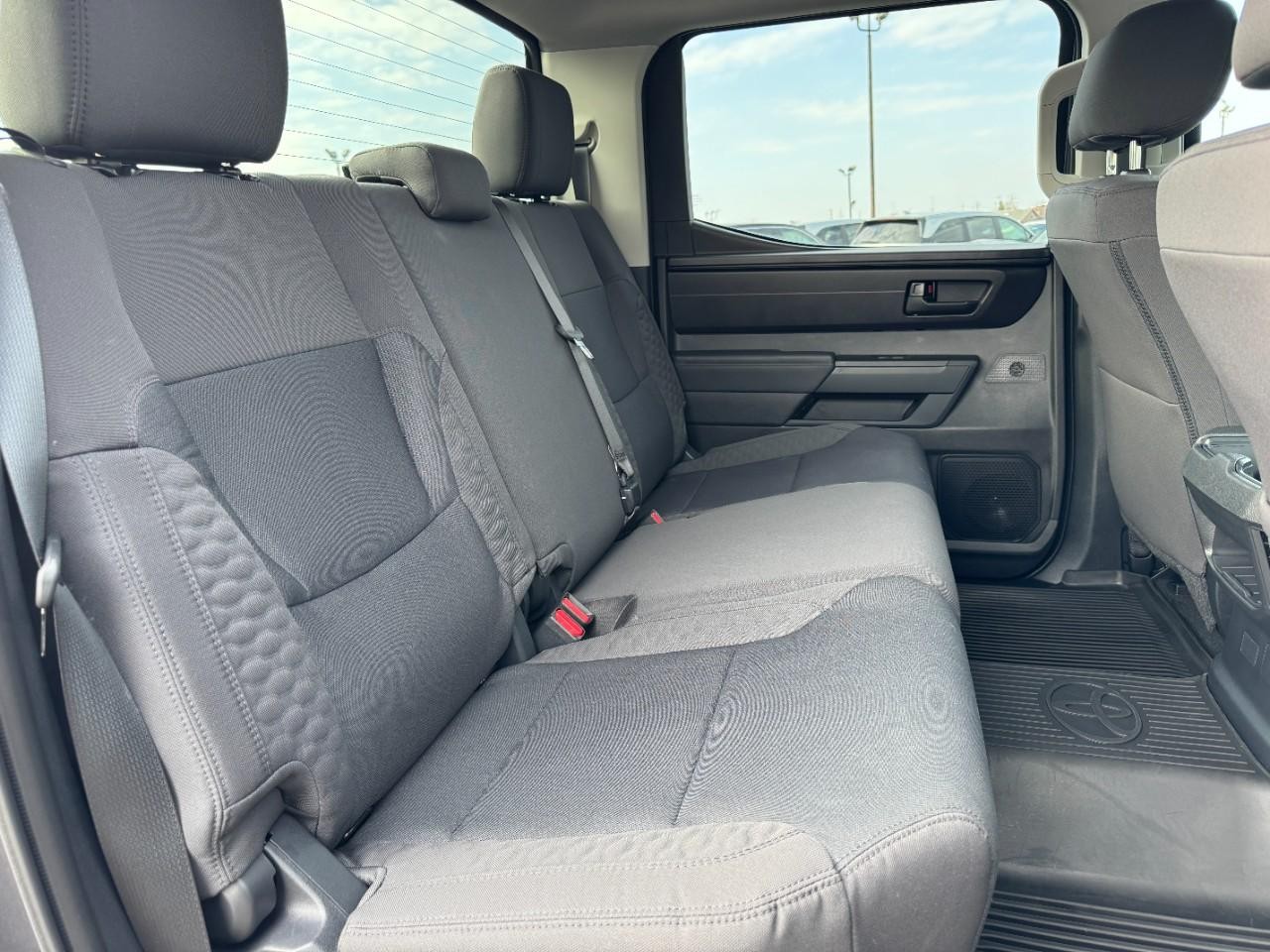 Toyota Tundra 4WD Vehicle Full-screen Gallery Image 11