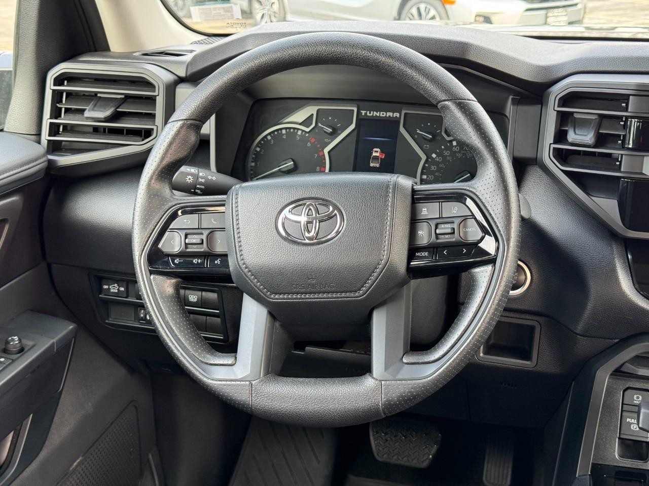 Toyota Tundra 4WD Vehicle Full-screen Gallery Image 14