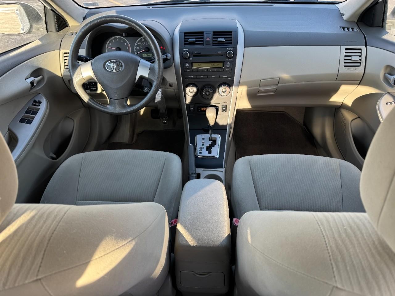 Toyota Corolla Vehicle Full-screen Gallery Image 10