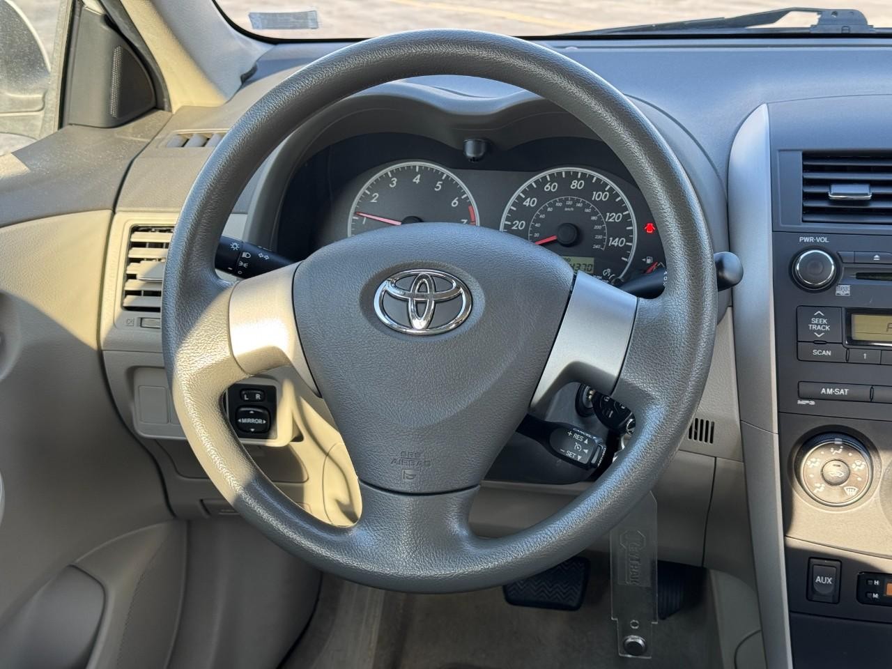 Toyota Corolla Vehicle Full-screen Gallery Image 11