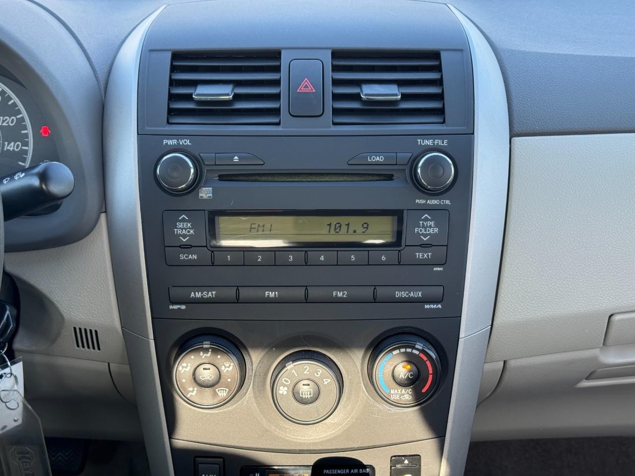 Toyota Corolla Vehicle Full-screen Gallery Image 12