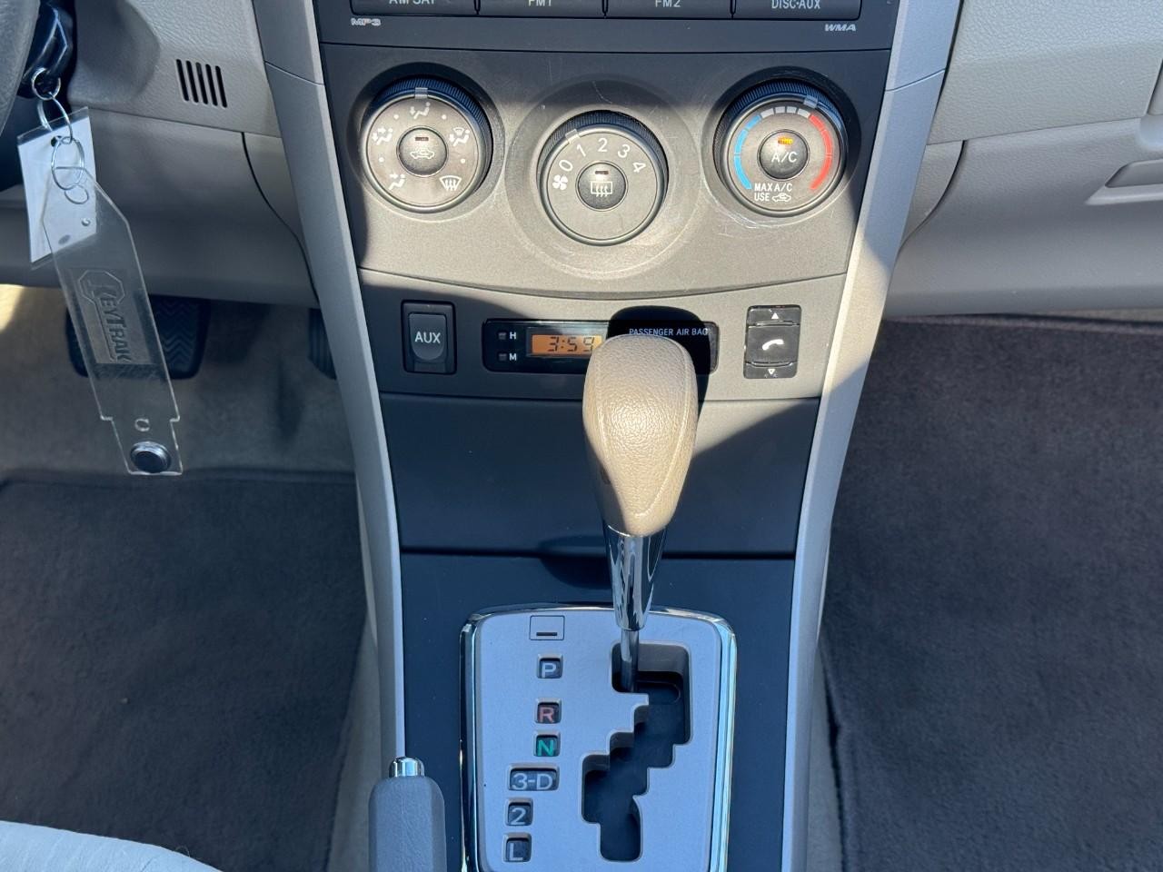 Toyota Corolla Vehicle Full-screen Gallery Image 13