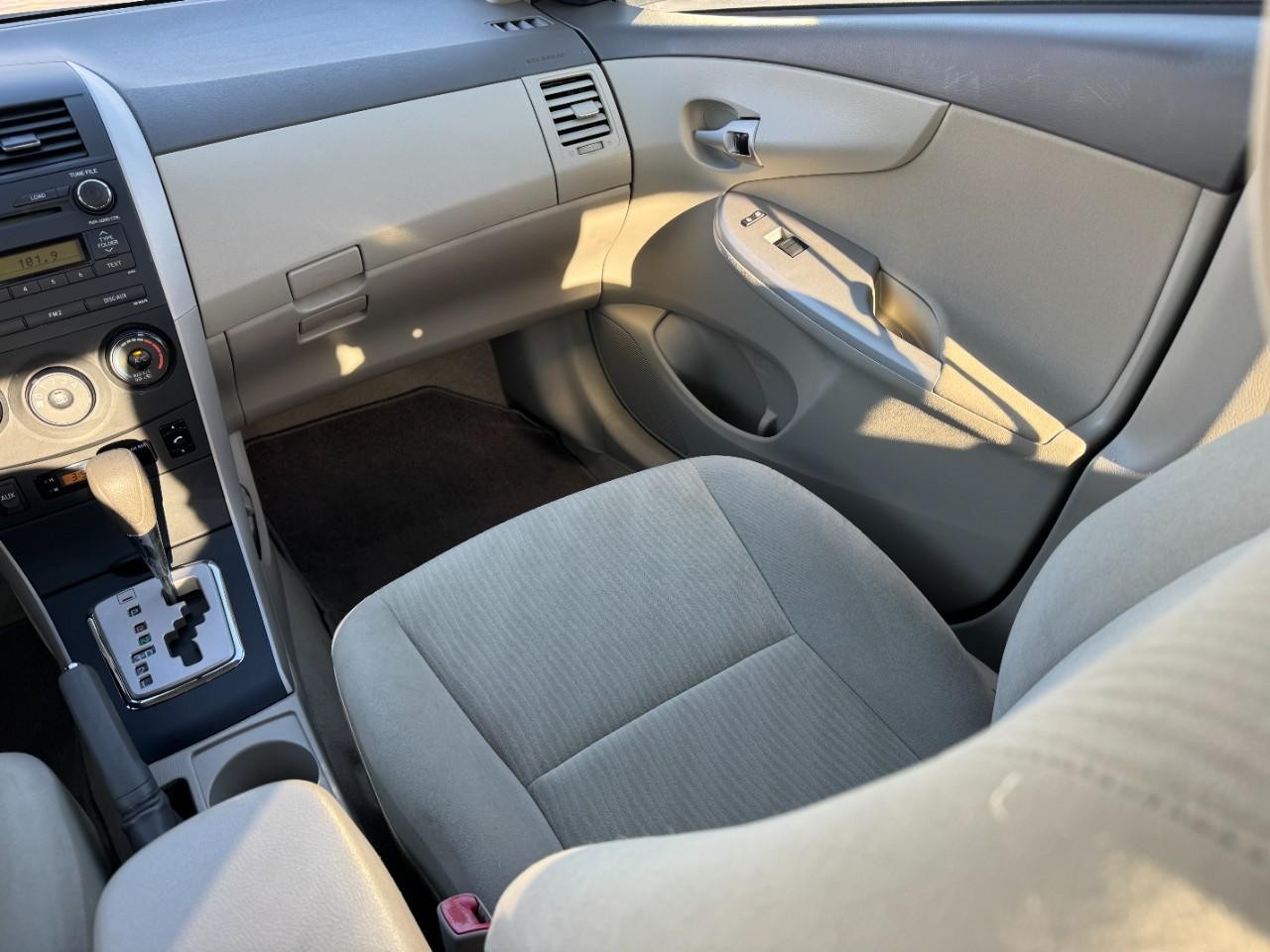 Toyota Corolla Vehicle Full-screen Gallery Image 14