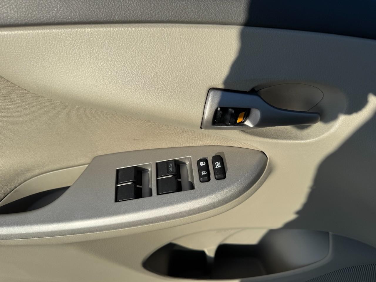 Toyota Corolla Vehicle Full-screen Gallery Image 15