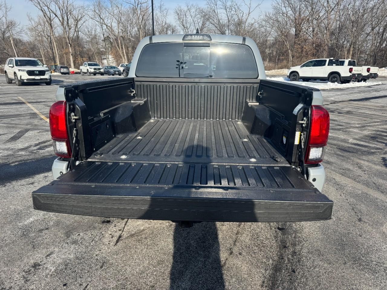 Toyota Tacoma Vehicle Full-screen Gallery Image 03