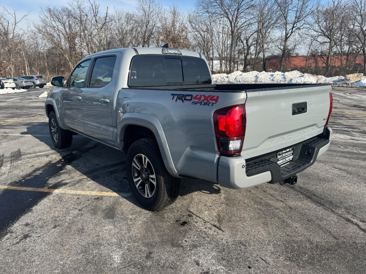 Toyota Tacoma Vehicle Full-screen Gallery Image 05