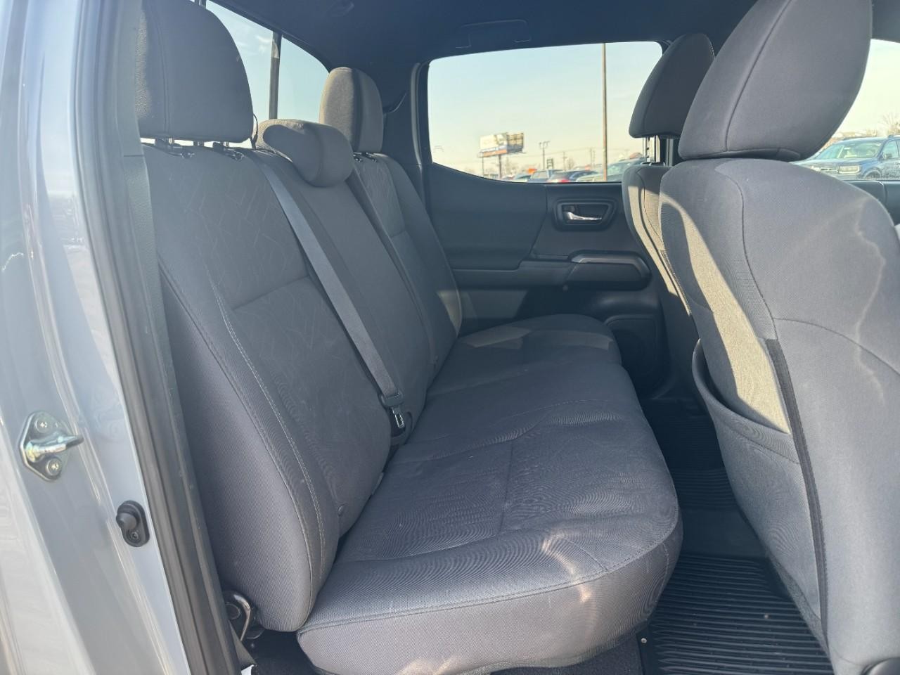 Toyota Tacoma Vehicle Full-screen Gallery Image 09