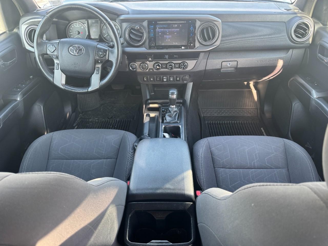 Toyota Tacoma Vehicle Full-screen Gallery Image 10