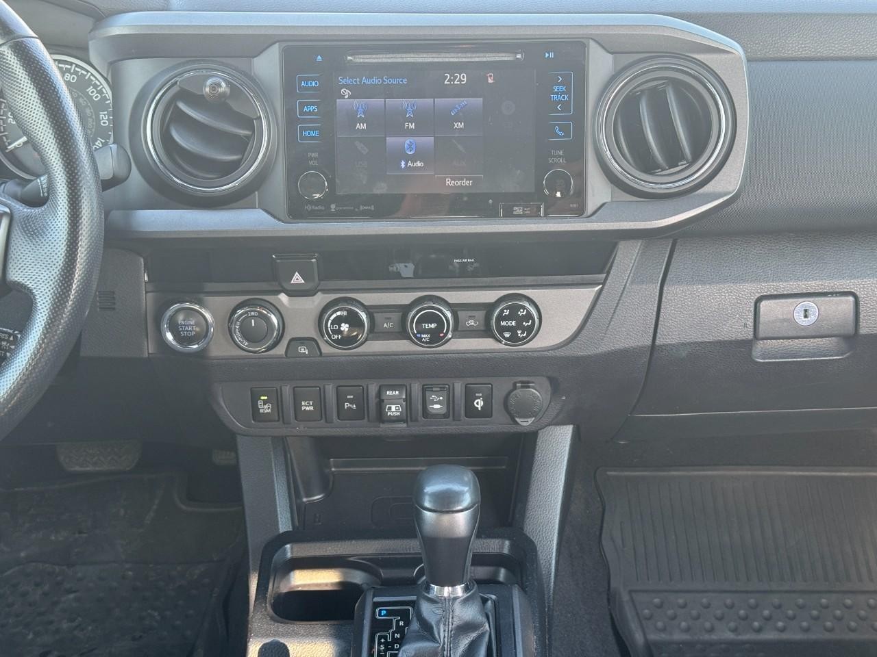 Toyota Tacoma Vehicle Full-screen Gallery Image 12