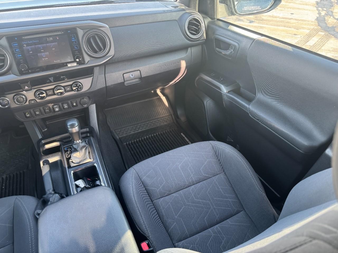 Toyota Tacoma Vehicle Full-screen Gallery Image 14