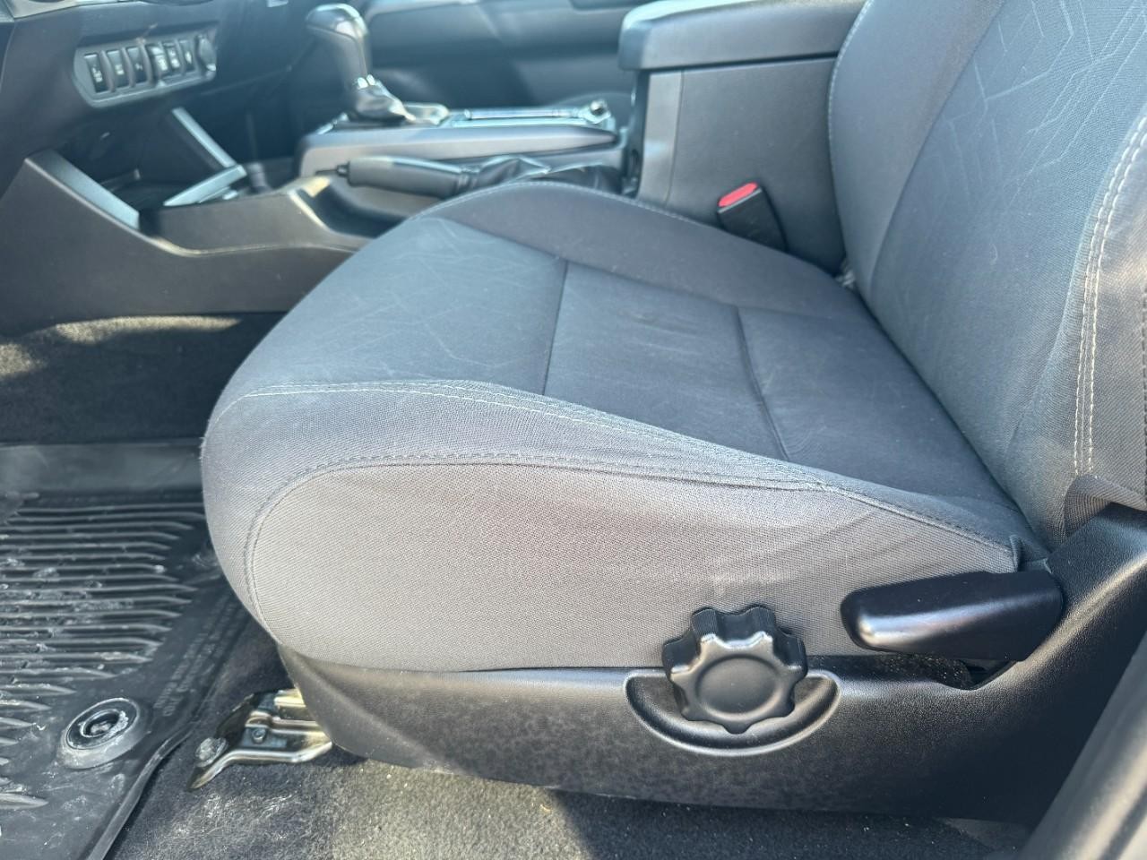 Toyota Tacoma Vehicle Full-screen Gallery Image 15